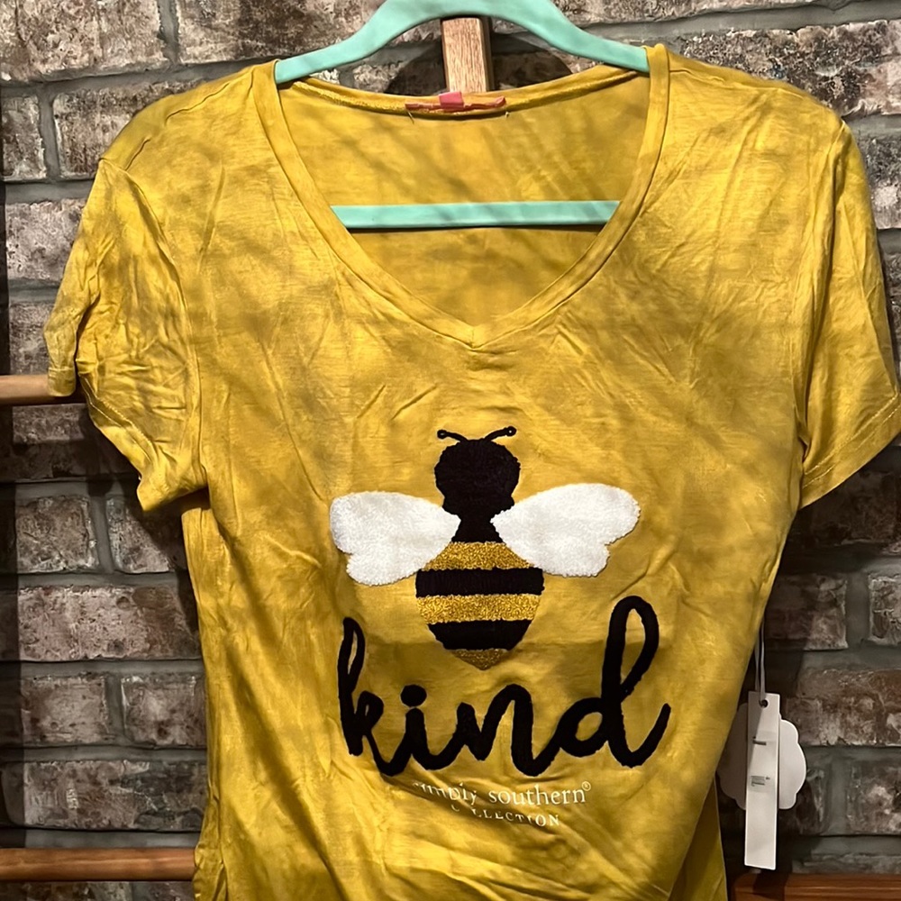 Bee Kind Simply Southern PJ set Size small both top and bottoms.